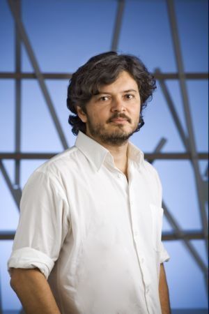 Designer Paulo Alves em mostra de Paris