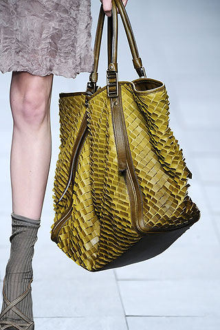 AGORA É MODA: Que tal uma bolsinha nova?