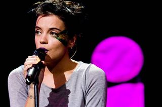 Aprenda a fazer make up da Lily Allen