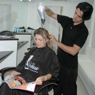 Antonia Fontenelle arruma o cabelo para fotos