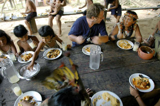 Chef francês cozinha para índios da Amazônia