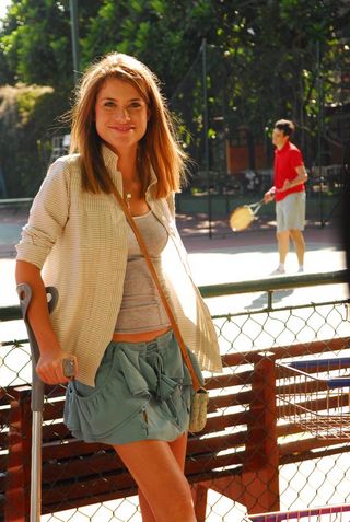 Alinne Moraes cuida de sua horta em casa