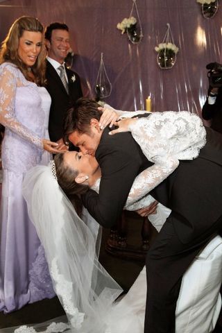 Dado Dolabella de joelhos com filho e boda