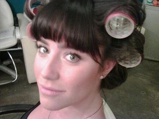 Fernanda Vasconcellos com bobes no cabelo
