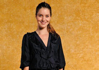 Nathalia Dill deixa hospital no Rio