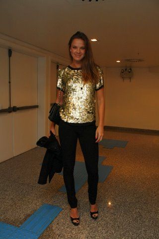 Birkheuer: look certo em paetê dourado!