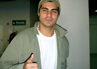 Thiago Lacerda não dispensa o gorro