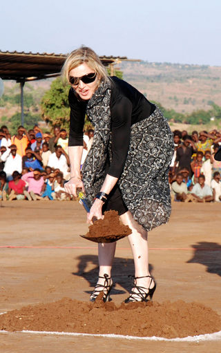 Madonna planta árvore no Malauí
