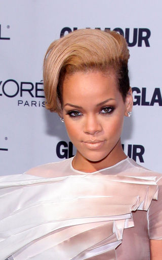 Loira, Rihanna recebe prêmio em NY