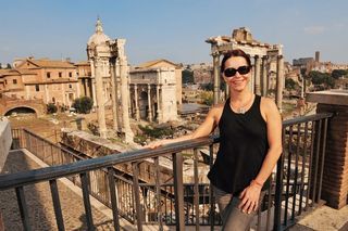 A atriz no fórum romano, um dos cenários que a fascinam na cidade.