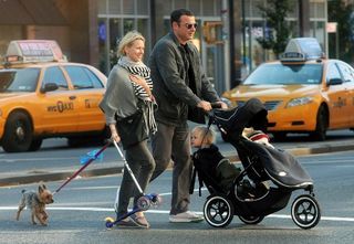 Passeio de Naomi Watts e Liev Schreiber no frio Soho