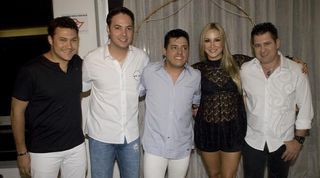 Claudia Leitte ao lados dos musicos amigos
