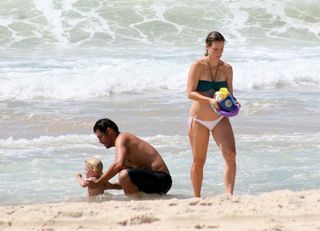 Thiago Lacerda, Vanessa Lóes e Gael curtem um dia na praia