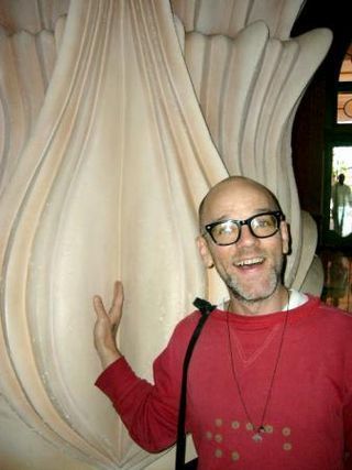 Michael Stipe, vocalista do R.E.M., lança moda