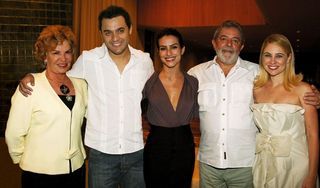 O casal presidencial recebe elenco de Lula, o Filho do Brasil, após sessão na abertura do Festival de Brasília do Cinema Brasileiro.