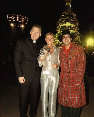 Com o yorkshire Dudu no colo, Xuxa recebe o padre Marcelo e André Marques na gravação de seu especial.