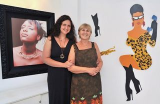 Yael e a mãe, Francine, que abre sua galeria para o lançamento da artística coleção.