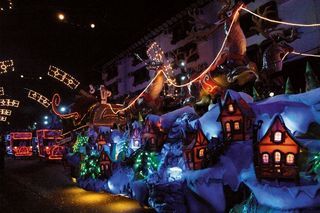 O Grande Desfile de Natal, com carros alegóricos, serve de cenário para o especial de Xuxa na Globo, no ar em 24 de dezembro.