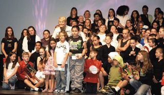 Em noite dedicada às artes e à defesa do meio ambiente, Xuxa é cercada por formandos da Escola das Artes do Natal Luz, em Gramado.