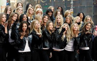 Um dia antes do desfile mais sexy dos EUA, 30 tops param o trânsito em plena Times Square.