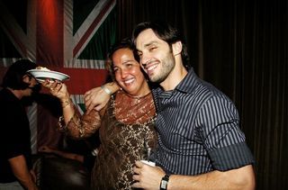 No Londra, Rio, Claudia passa seu aniversário trocando beijos com o ator Guilherme Trajano.