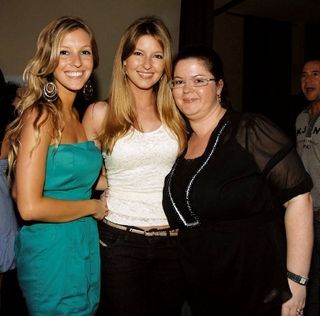 Rafaela curte a balada ao lado das irmãs Patrícia, gêmea de Gisele, e Raquel.