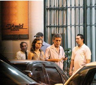 Chico deixa o restaurante carioca com Thaís, 36 anos mais nova do que ele e companhia constante desde abril.