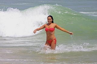 No ar em Viver a Vida, Giovanna mergulha no mar da Barra da Tijuca, Rio, após o fim da relação de dois anos.