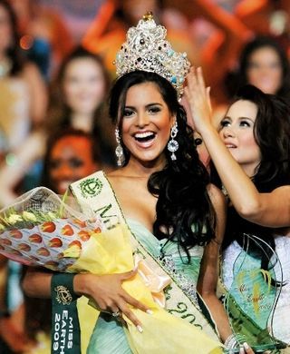 Nas Filipinas, a modelo amazonense recebe e coroa de Karla Henry, Miss Terra 2008.
