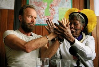 Sting reencontra o cacique Raoni