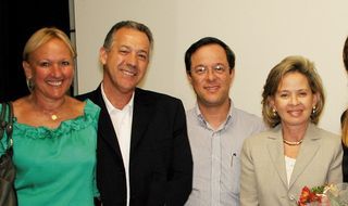 <b>Festa de um ano em SP</b>“><figcaption><b>Festa de um ano em SP</b> / foto: ALEX OKUMA, CHRISTIANE ALVES, CLEIBY TREVISAN, FRANCIO HOLANDA, LIVIA CLOZEL E ROSEMARY ARMILIATO</figcaption></figure>
<figure><img decoding=
