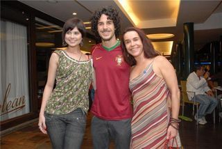 Pedro Neschling, a mãe Lucélia e a namorada Julianne