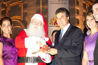 Beto Richa recebe Papai Noel ladeado pela presidente do Instituto Municipal de Turismo, Juliana Vosnika, da primeira-dama, Fernanda Richa, e do piloto Ricardo Zonta