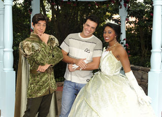 Rodrigo Lombardi posa para fotos com os personagens do filme 'A Princesa e o Sapo' nos parques da Disney