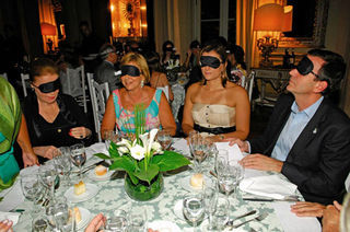 Lily de olhos vendados à mesa com Consuelo, Cristine e Eduardo Paes ...
