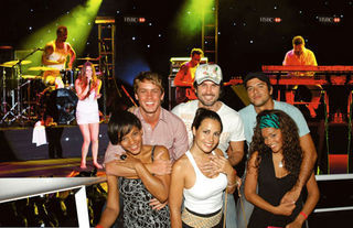 Em sua segunda turnê no Brasil, Joss sobe ao palco com os pés descalços sobre tapetes persas. Ela anima vips no camarote HSBC com hits e canções do CD Colour Me Free.