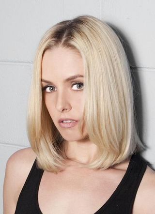 Bianca Rinaldi muda visual e fica loiríssima