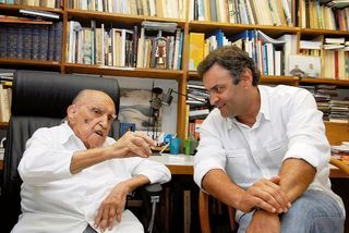 Oscar Niemeyer faz primeira aparição após alta médica