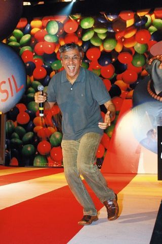 Na 10ª edição da festa que reconhece os grandes nomes do gênero musical, Caetano canta seu sucesso Odara com trechos de rap.