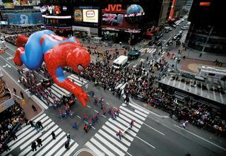Paradas atraem famosos às ruas de NY, L.A. e Rio