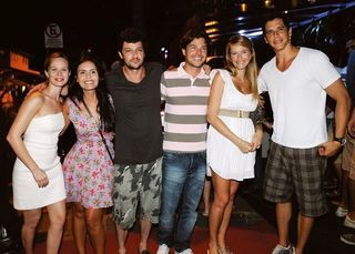 No Cine Bardot, Mariana Ximenes, os casais Ana Ferraz e Marcelo Serrado, Erik Marmo e Larissa Burnier e Márcio Garcia em clima festivo.