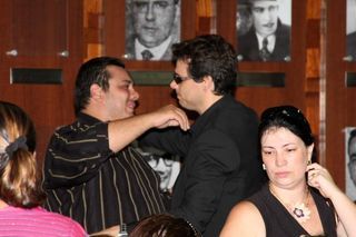 Celso Portiolli abraça parente do locutor Lombardi, morto após sofrer enfarte em sua casa
