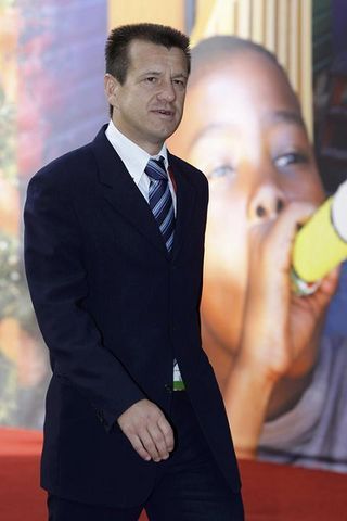 Dunga deixa Adriano e Neymar de fora