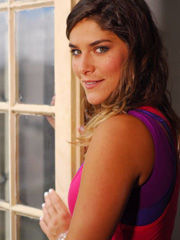 Priscila Fantin corta e clareia as pontas