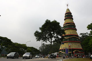 Vips inauguram árvore de Natal ecológica
