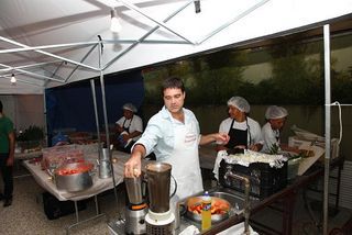 Sergio Valente prepara feijoada para os funcionários da agência DM9