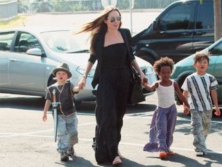 Angie passeia com a prole
