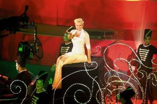 Xuxa chega de carruagem para show comemorativo dos 20 anos da Convenção dos Direitos da Criança.