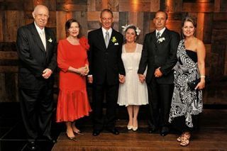 Zé Alencar e sua Mariza no enlace de Toninho e Maria da Graça, que recebem o carinho de Alexandre, filho do noivo, com a mulher, Maria do Carmo.