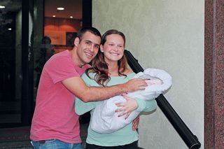 Felizes com a chegada da primeira filha, Raoni Carneiro e Fernanda Rodrigues.